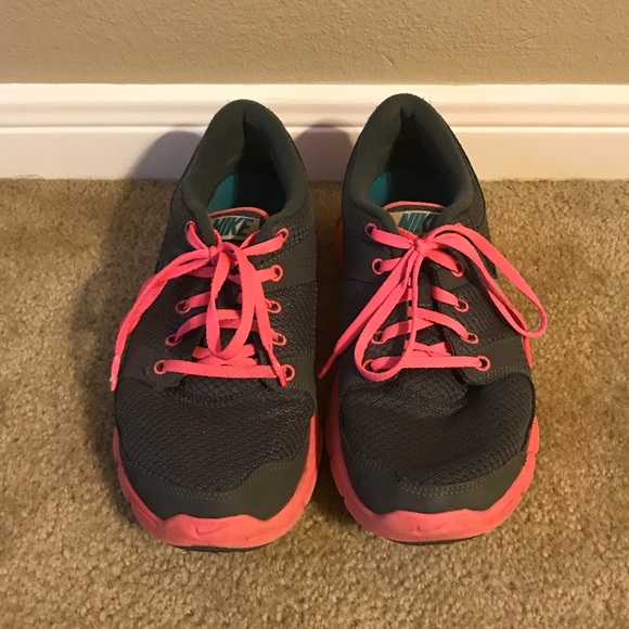 Women’s Nike Shoes - Picture 2 of 4